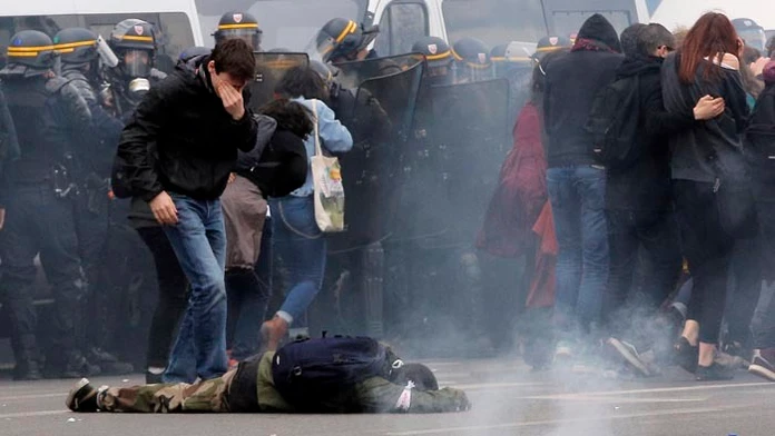 Výtržnosti vo štvrtok večer v Paríži opäť sprevádzali akciu protestného hnutia Noc na nohách.