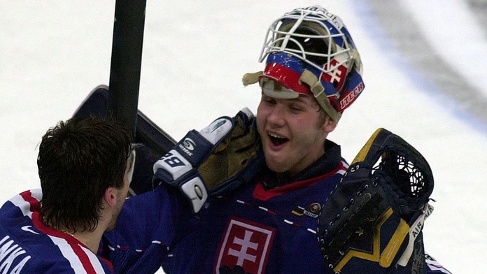 Slovenská hokejová reprezentácia priletela z Ruska po striebre na MS 2000.