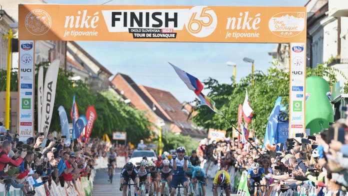 Cyklisti v cieli  4. etapy 65. ročníka pretekov Okolo Slovenska v Trnave
