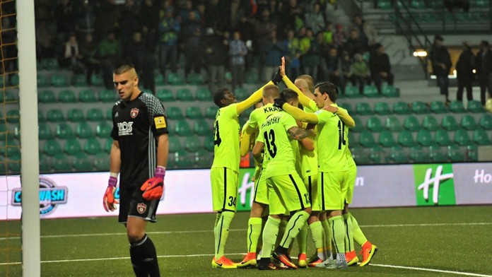 Gólová radosť hráčov Žiliny proti FC Spartak Trnava.