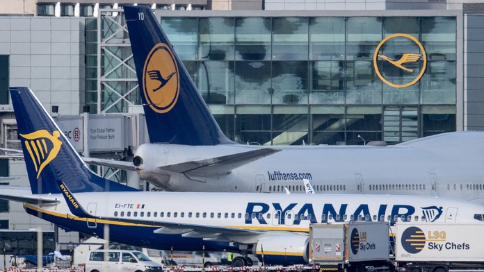 Zľava Robert Lewandowski a Kingsley Coman z Bayernu oslavujú gól na pôde Paderbornu.