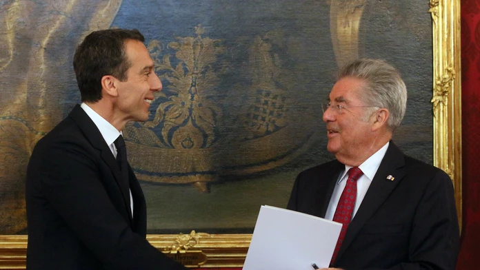 Rakúsky prezident Heinz Fischer (vpravo) a nový rakúsky kancelár Christian Kern počas slávnostnej inaugurácie..jpg