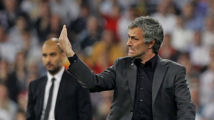 Pep Guardiola a Jose Mourinho ešte ako tréneri Barcelony a Realu Madrid.