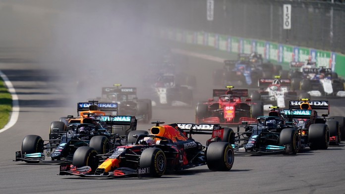 Max Verstappen a jeho predbiehací manéver v úvodnom kole VC Mexika.