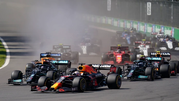 Max Verstappen a jeho predbiehací manéver v úvodnom kole VC Mexika.