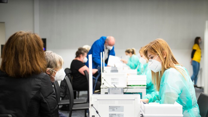 Veľkokapacitné očkovacie centrum v Národnom futbalovom štadióne v Bratislave.