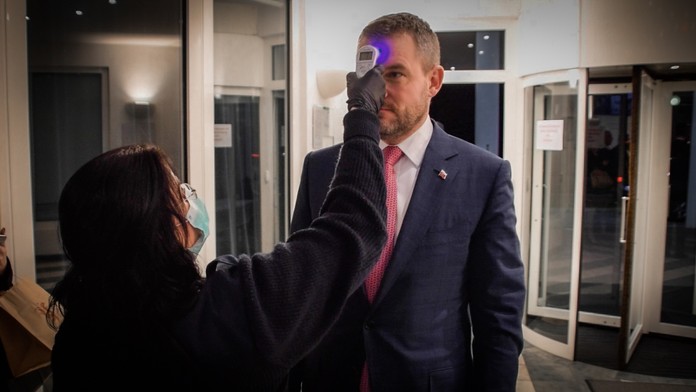 Predseda ÚS Ivan Fiačan prichádza povedať rozhodnutie o 13 zadržaných sudcoch a advokátoch.