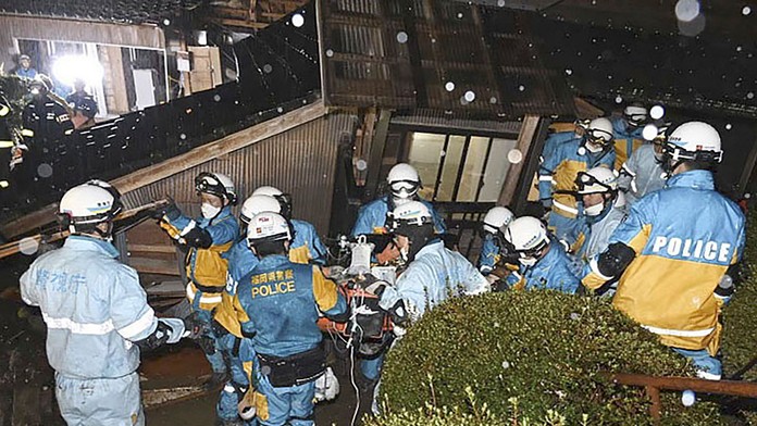 Japonsko: Päť dní po ničivom zemetrasení zachránili spod trosiek 90-ročnú ženu
