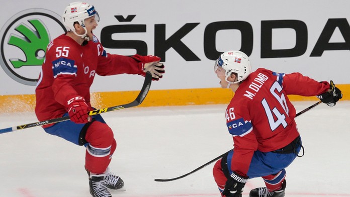 Nórsky útočník Mats Rosseli Olsen oslavuje gól s Ole-Kristian Tollefsenom v zápase proti Kazachstanu.