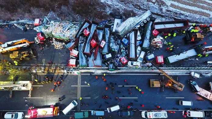 Záchranári pracujú neďaleko miesta hromadnej zrážky automobilov.