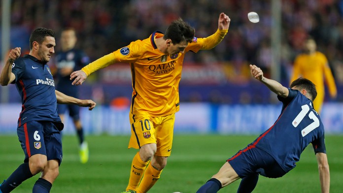 Lionel Messi v obkľúčení Kokeho a Saúla Nígueza v odvete štvrťfinále LM.