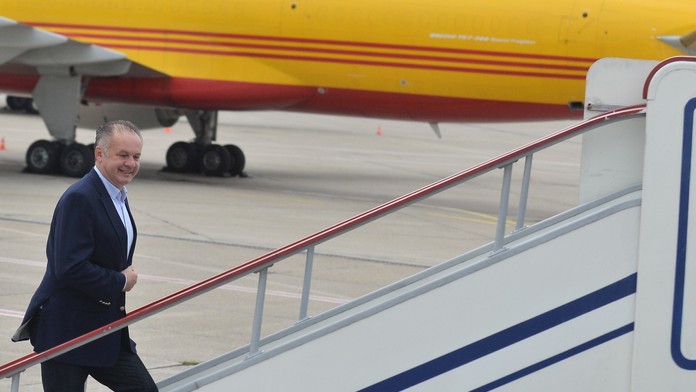 Prezident SR Andrej Kiska nastupuje do lietadla