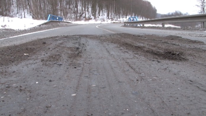 Opäť sa rozpadáva cesta smerom na Poľsko, ktorú už opravovali.