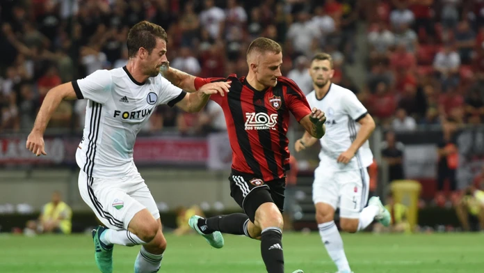 Na snímke vpravo hráč Spartaka Erik Grendel a hráč Legie Iňaki Astiz 