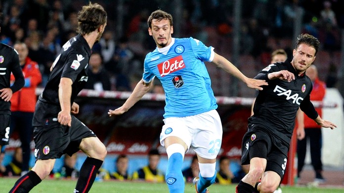 Hráč Neapolu Manolo Gabbiadini (v strede) v súboji s Matteom Brighim z Bologny (vpravo)