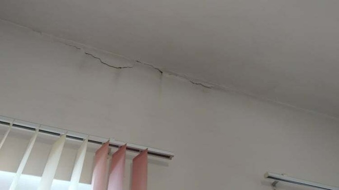 Škody po zemestrasení v 8. Základnej škole v Michalovciach, ktoré nám ukázala ekonómka školy.