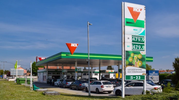 Slováci tankujúci v Rajke 