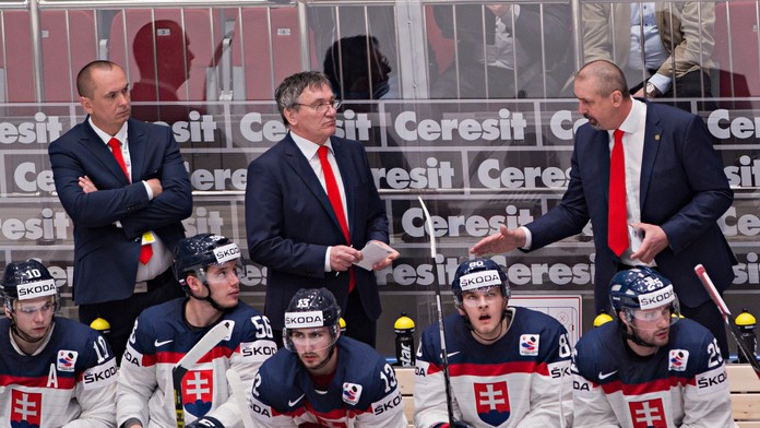 Tréner Zdeno Cíger dáva pokyny Markovi Daňovi počas zápasu s Francúzskom.