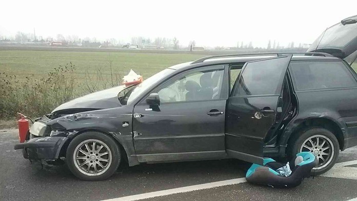 Auto po čelnej zrážke pri Opatovce neďaleko Trenčína.