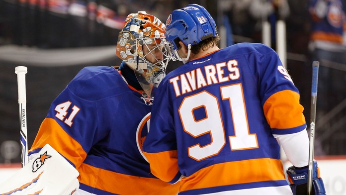 Jaroslav Halák prijíma gratuláciu od kapitána Islanders Johna Tavaresa po tom, ako kryl 31 striel.