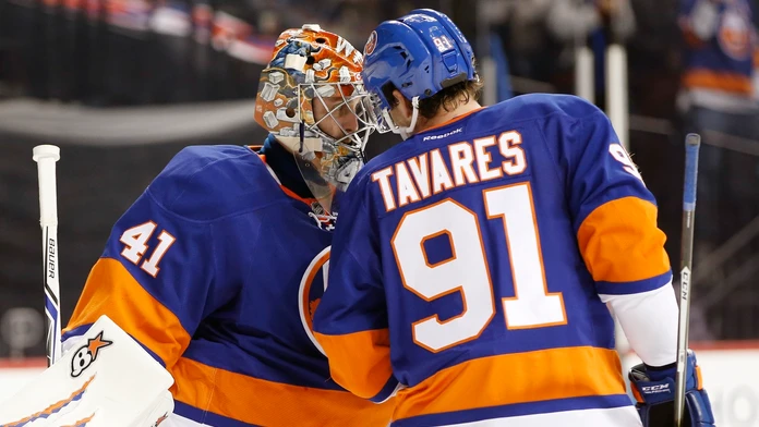 Jaroslav Halák prijíma gratuláciu od kapitána Islanders Johna Tavaresa po tom, ako kryl 31 striel.