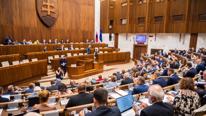 Prieskum: Voľby by v októbri vyhral Hlas-SD, za ním nasledujú Smer-SD a SaS