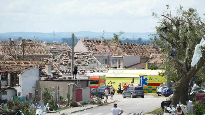 Na snímke materiálne škody po silnej búrke a tornáde v obci Moravská Nová Ves