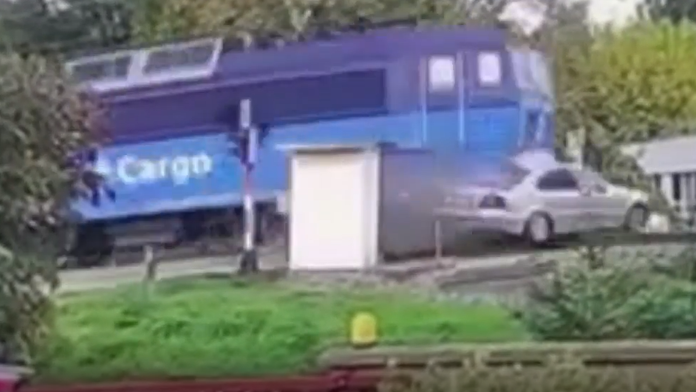 Zrážka vlaku s autom v Ivánke pri Dunaji.