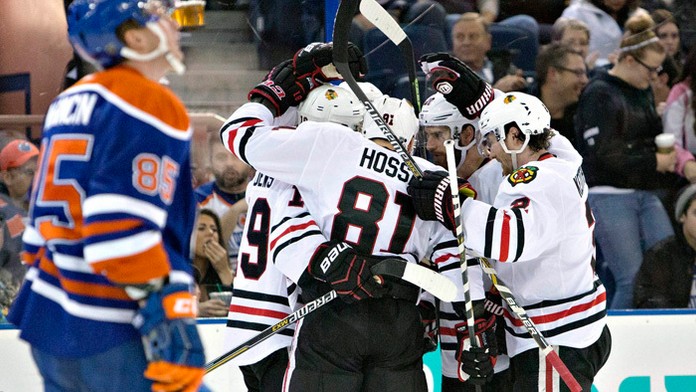 Slovenský hokejista Marián Hossa si pripísal tri mínusové body pri prehre Chicaga v zámorskej NHL na ľade Vancouveru 1:4.