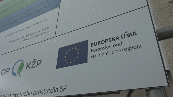 Dobrovoľníci opravujú rozbitú cestu