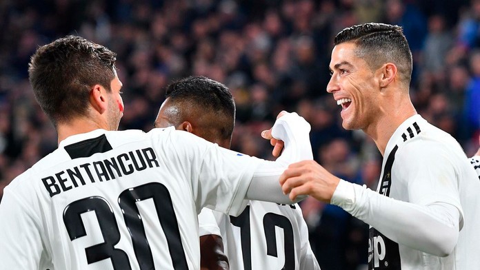 Hráč Juventusu Turín Cristiano Ronaldo (vpravo) sa raduje po góle