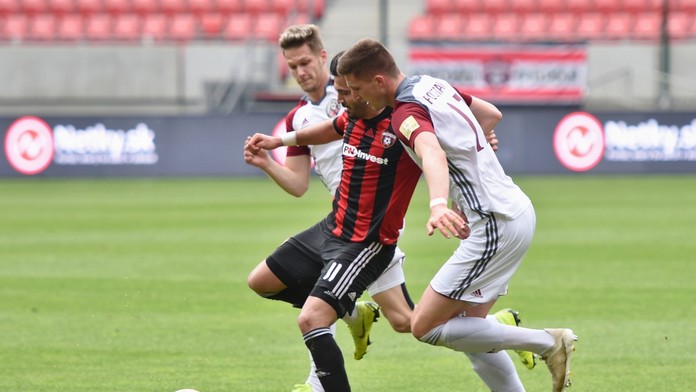 Fínsky brankár Kevin Lankinen, pred ním Martin Marinčin v dueli na MS 2019.