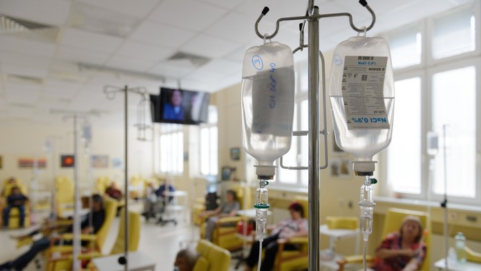 Priestory oddelenia rádioterapie a klinickej onkológie Fakultnej nemocnice v Nitre nerezové infúzne stojany.