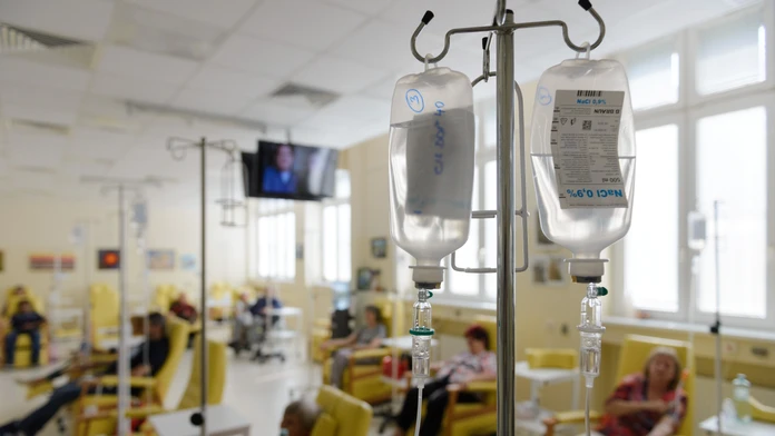 Priestory oddelenia rádioterapie a klinickej onkológie Fakultnej nemocnice v Nitre nerezové infúzne stojany.