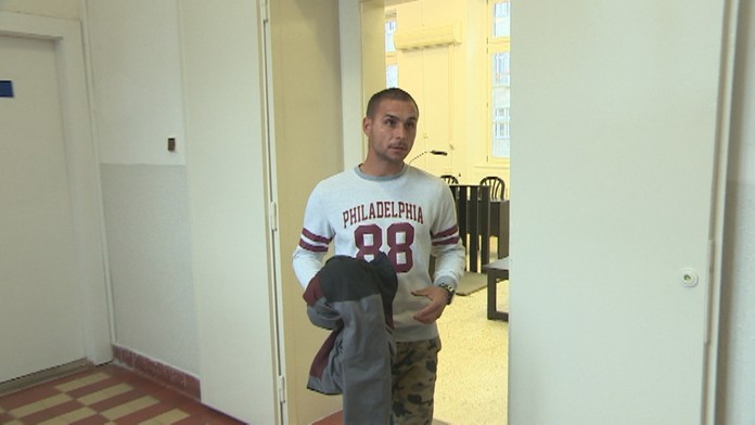 Súd oslobodil otca, ktorý čelil obžalobe pre týranie vlastného syna.