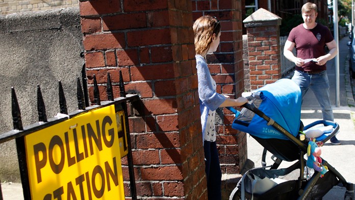 Volička odchádza z referendovej miestnosti v Dubline.