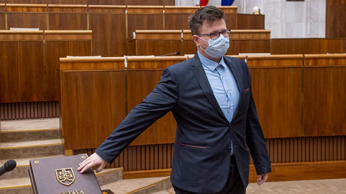 Jozef Bubnár (OĽaNO) skladá poslanecký sľub.