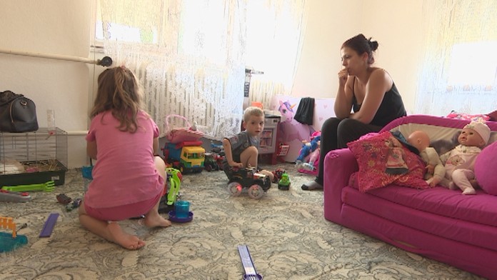 Pomohli im cudzí ľudia.