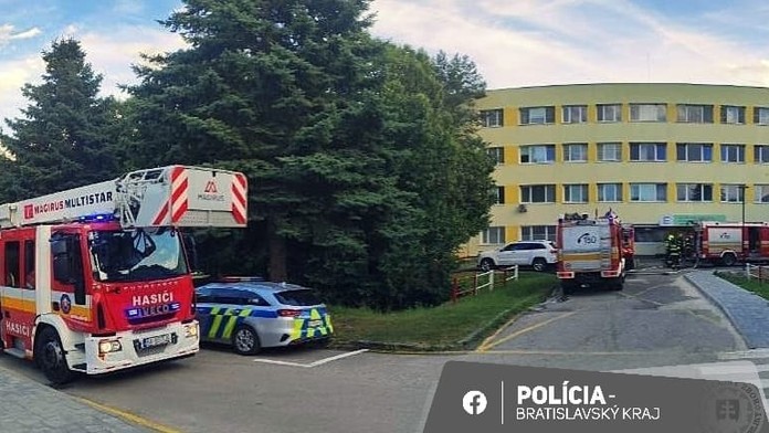 Hasičské auto pred nemocnicou v Pezinku.