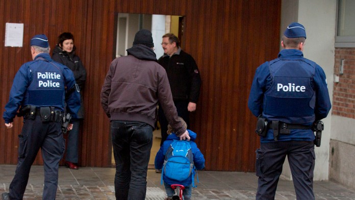 Školy v Bruseli otvorili. Bezpečnosť strážia vojaci a policajti