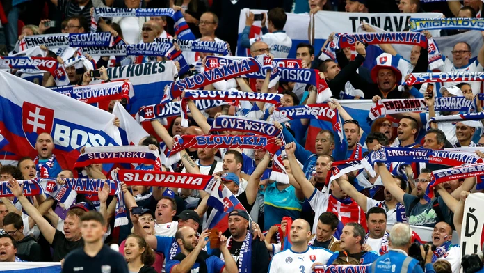 Slovenskí priaznivci pred kvalifikačným zápasom v Anglicku.