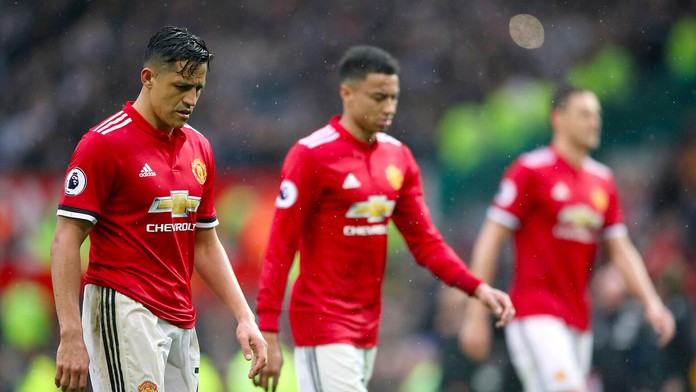 Sklamaní hráči Manchestru United po prehre s West Bromwich.