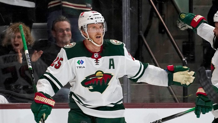 Na snímke hráč Minnesoty Jonas Brodin oslavuje gól v zápase hokejovej NHL Arizona Coyotes - Minnesota Wild.