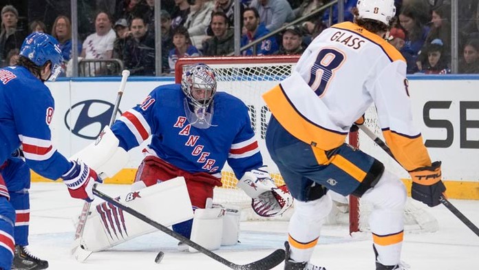 Slovenský brankár v drese New Yorku Rangers Jaroslav Halák chytá strelu hráča Nashville Predators Codyho Glassa.