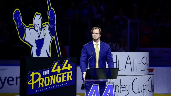 Chris Pronger počas ceremónie, pri ktorej pod strop domáceho štadióna St. Louis vyvesili dres s jeho číslom.