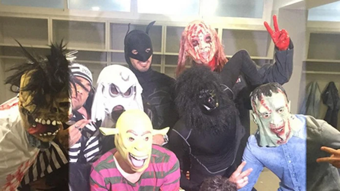 Hráči FC Barcelona v šatni v halloweennských maskách.
