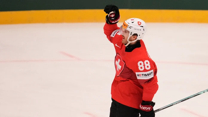 Švajčiarsky hráč Christoph Bertschy oslavuje po tom, ako strelil úvodný gól v zápase štvrťfinále.