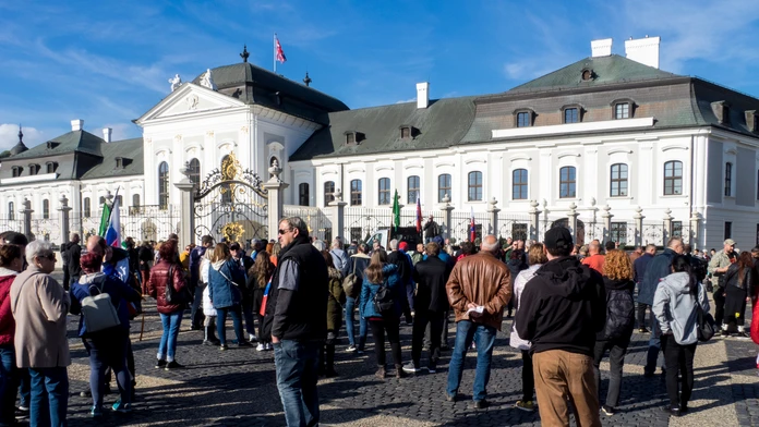 Protivládny protest pred Prezidentským palácom v Bratislave.
