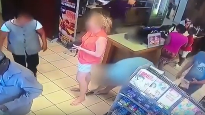 Úchylák sa neštítil uskutočniť svoj čin na preplnenej benzínke. 