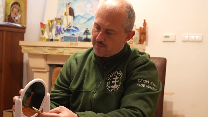 Marian Kotleba hľadá diabla v bankovkách